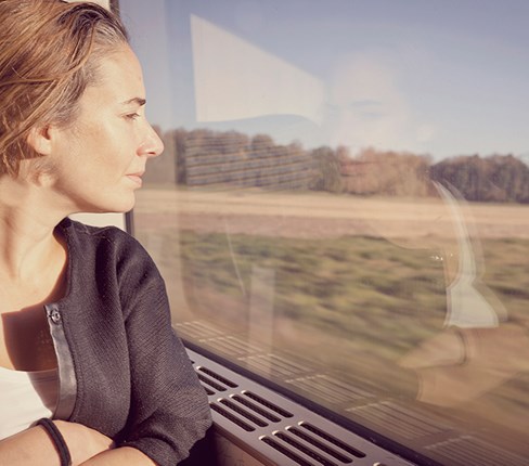 Kvinna tittar ut från tåg