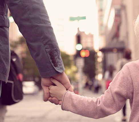 Adoption Flicka och pappa håller hand