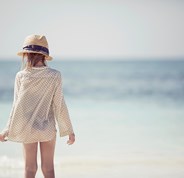 Flicka på strand